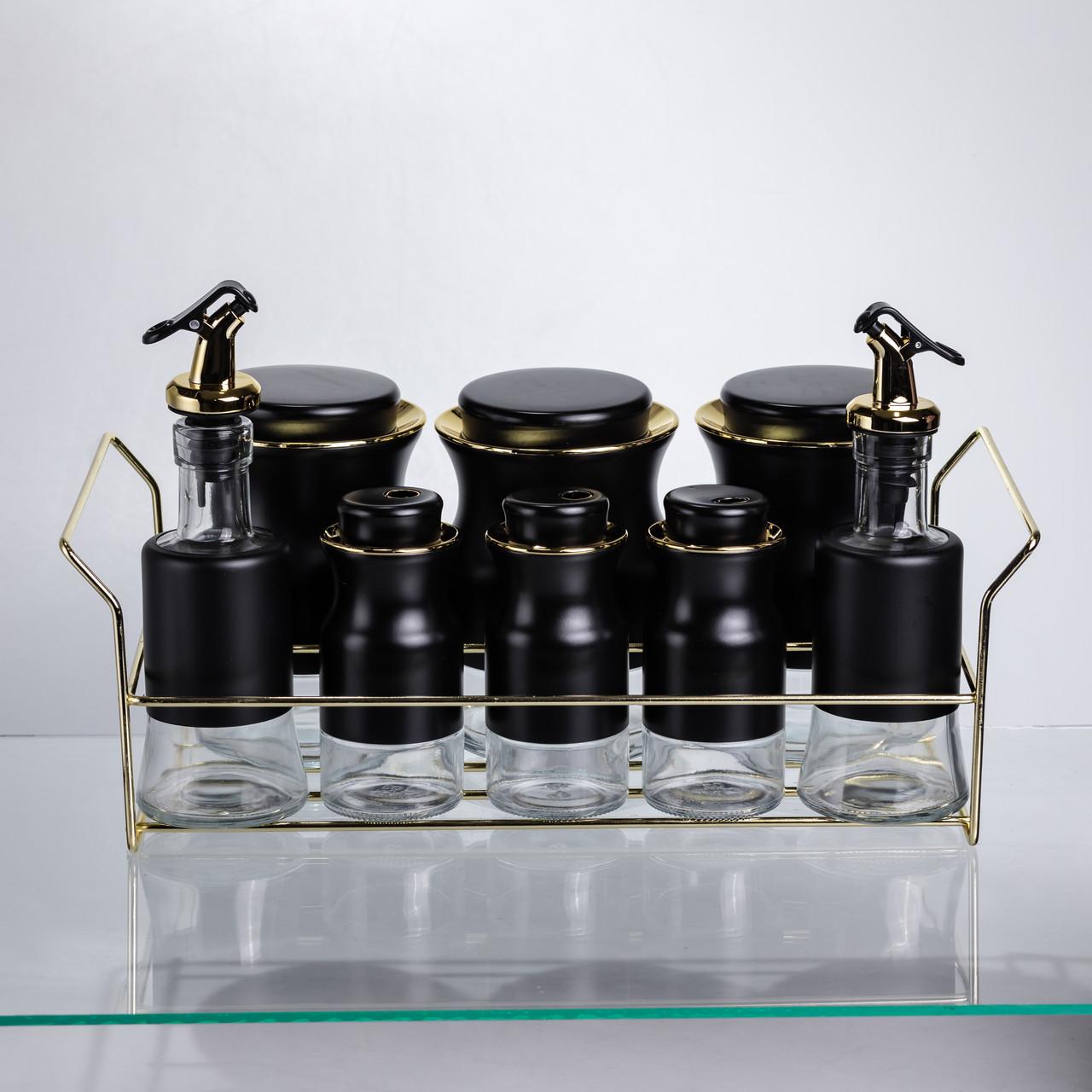 Набір для спецій та рідких приправ на чорній металевій підставці, фронтальний вигляд комплекту