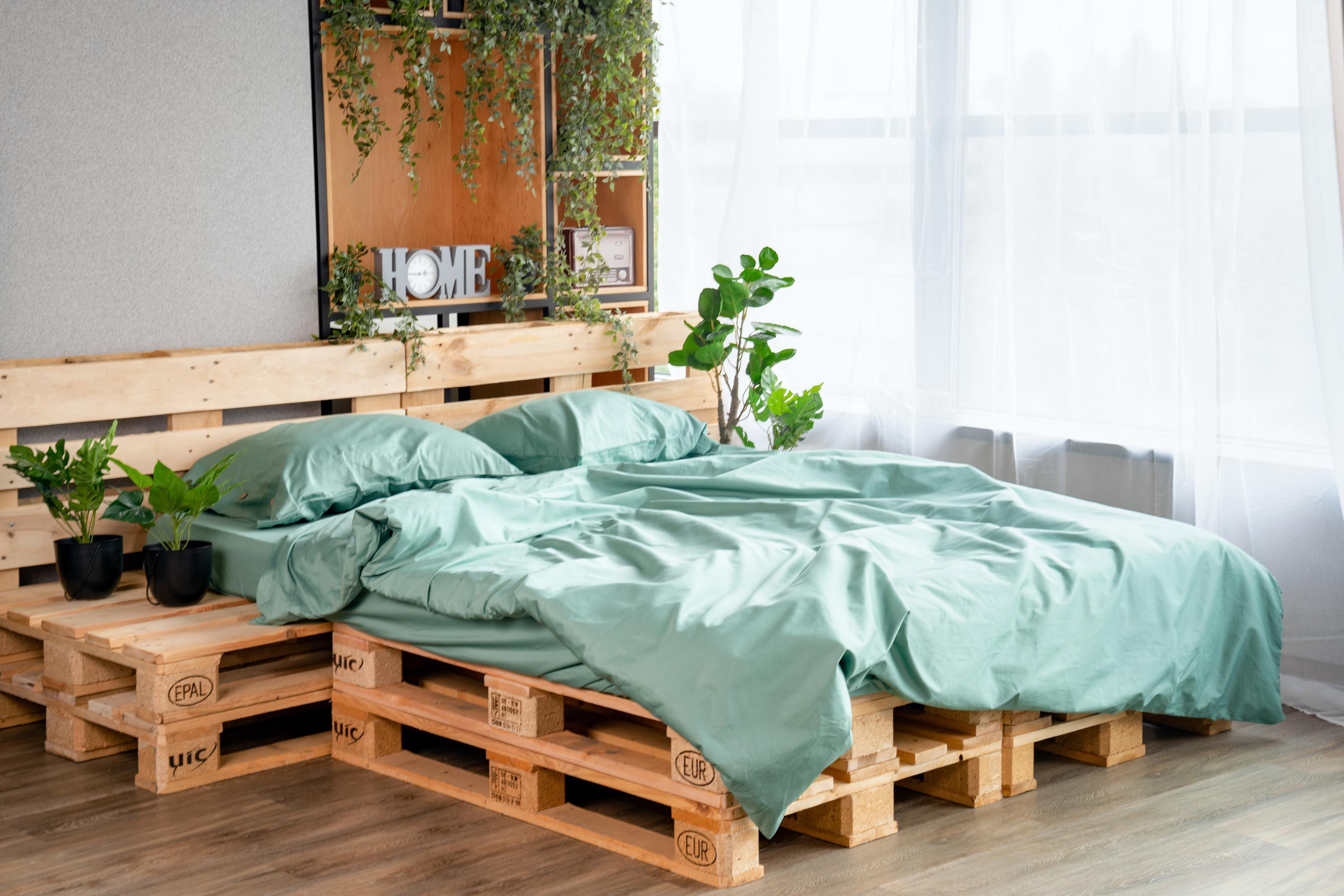 Крупный план бирки Ardesto на сатиновой простыне — полутораспальная простыня из хлопка 180x240