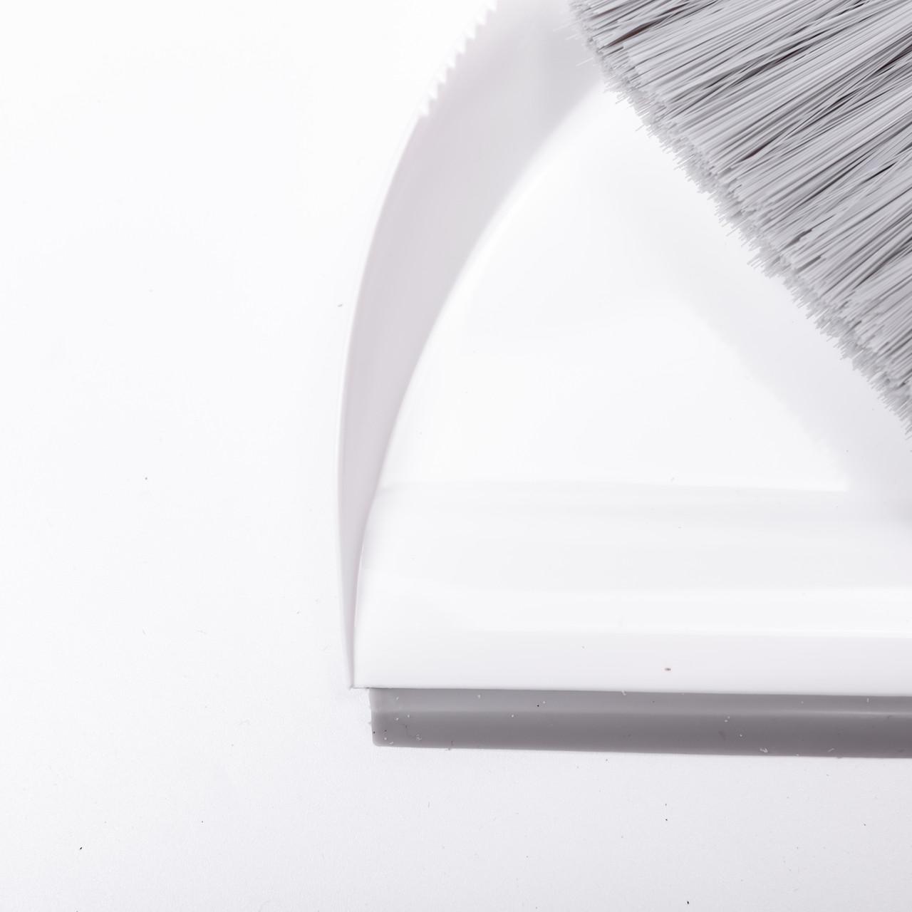 Крупний план совка зі щіткою Cleaning Brush та м’якої щетини для делікатного прибирання