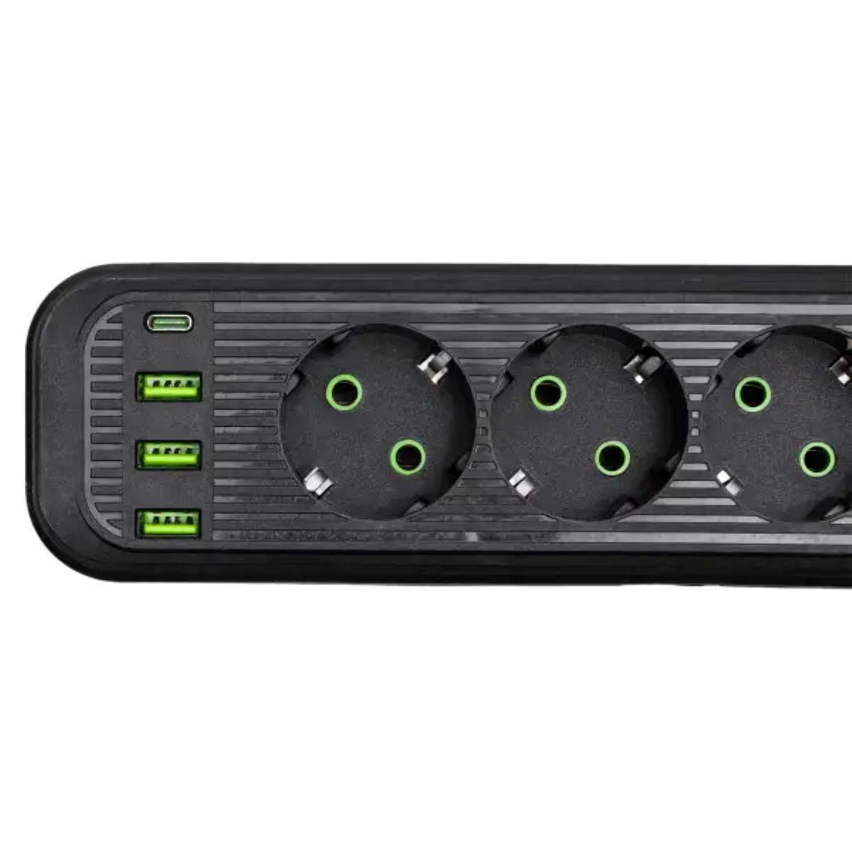 Крупний план USB-C та трьох USB-A портів мережевого подовжувача на 5 розеток