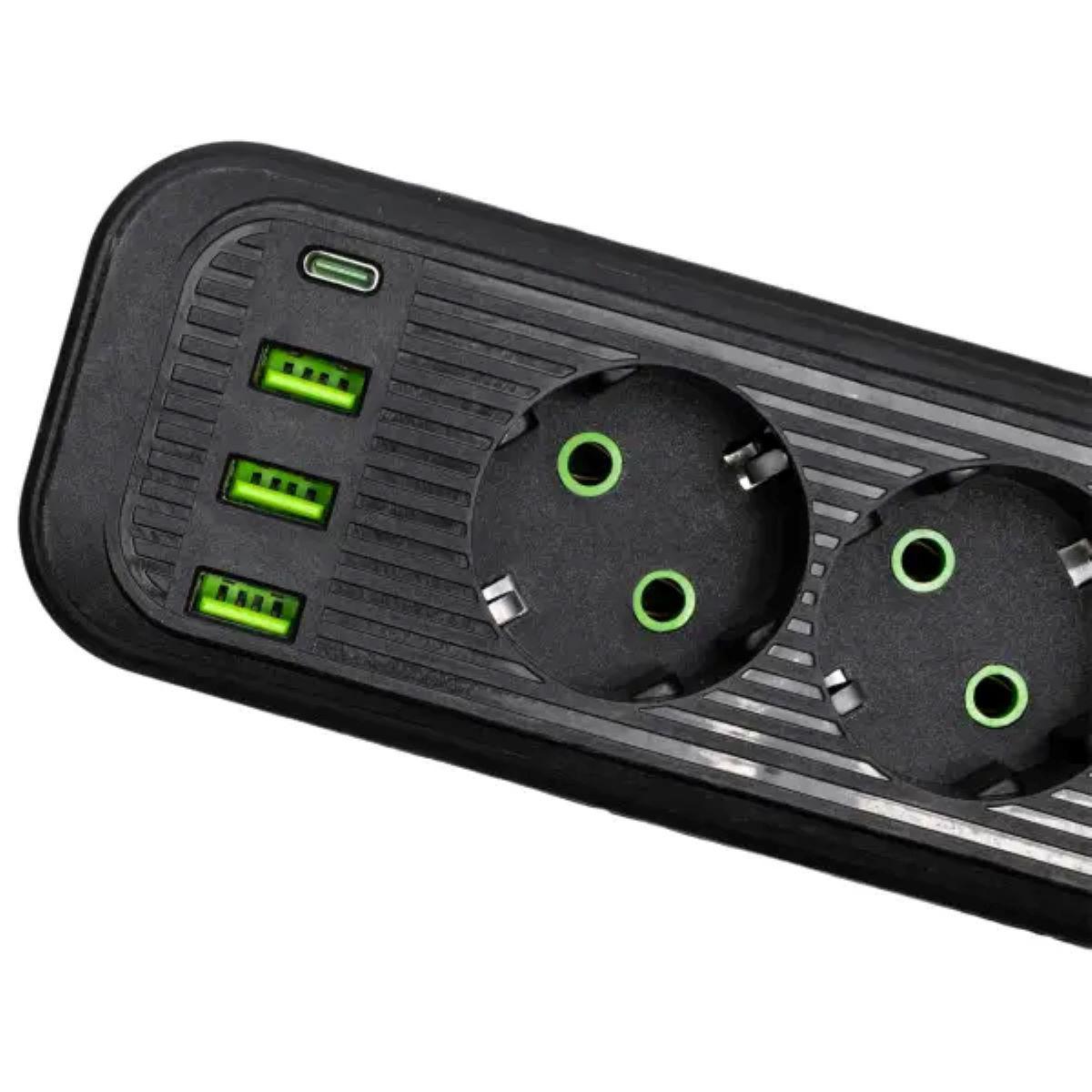 Крупний план USB-C і трьох USB-A портів мережевого фільтра на 4 розетки