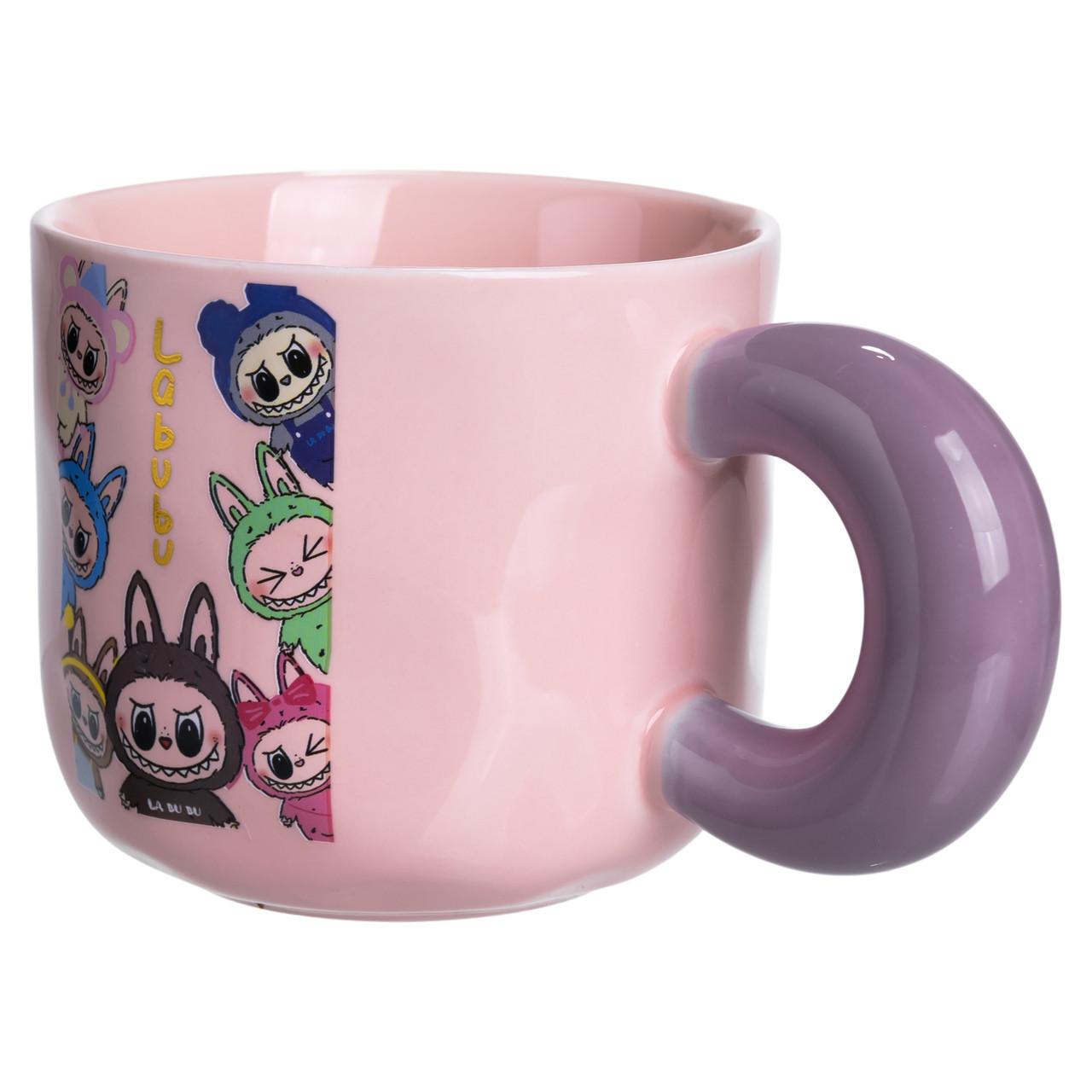 Подарункова чашка Labubu з рожевого фарфору, зручна ручка та стильний дизайн збоку