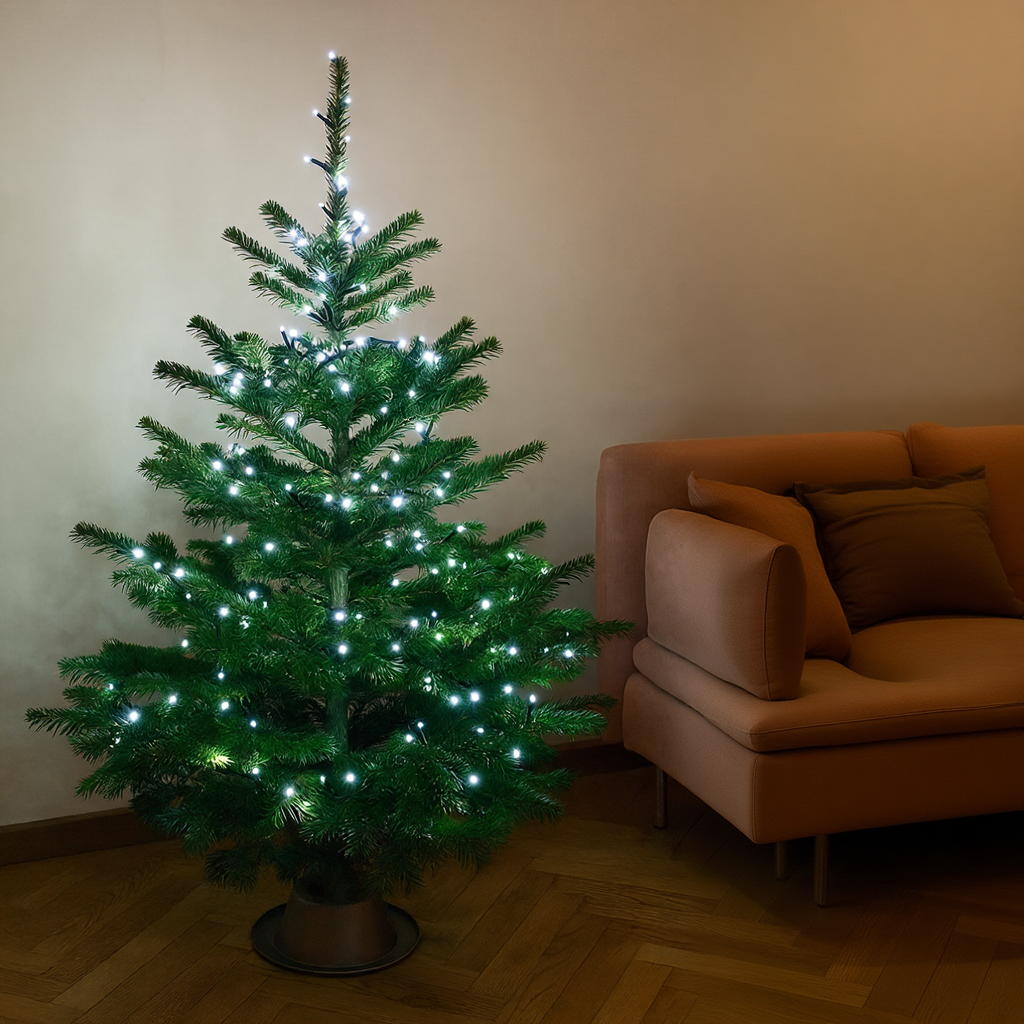 Гирлянда светодиодная нить 10 м на ёлке в интерьере — белое свечение, черный провод