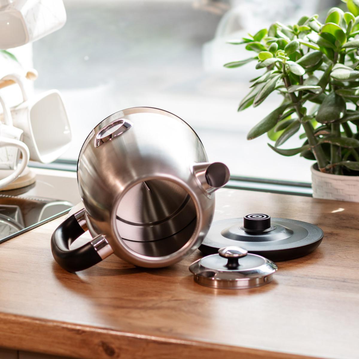 Вид изнутри электрочайника 1.7 л со скрытым нагревательным элементом и съёмной крышкой