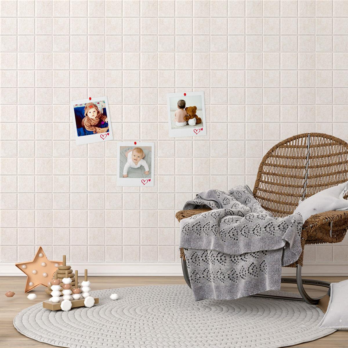 Декоративні звукоізоляційні панелі молочний меланж на стіні в дитячій кімнаті