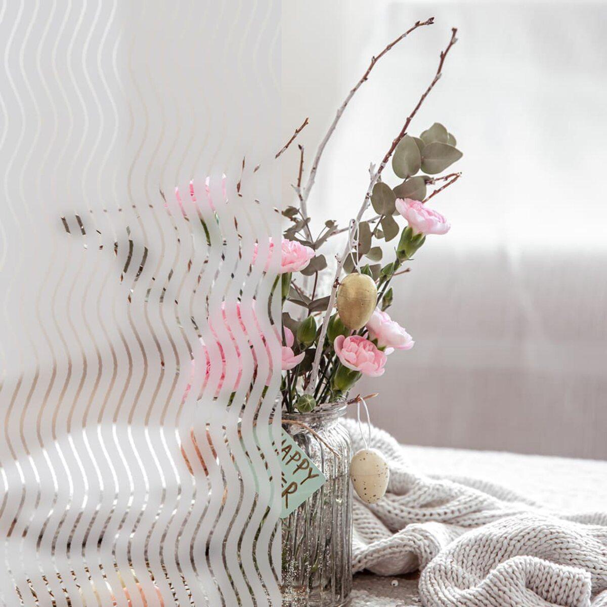 Декоративная волнистая ПВХ-пленка на стекле в интерьере — матовая пленка для приватности окон