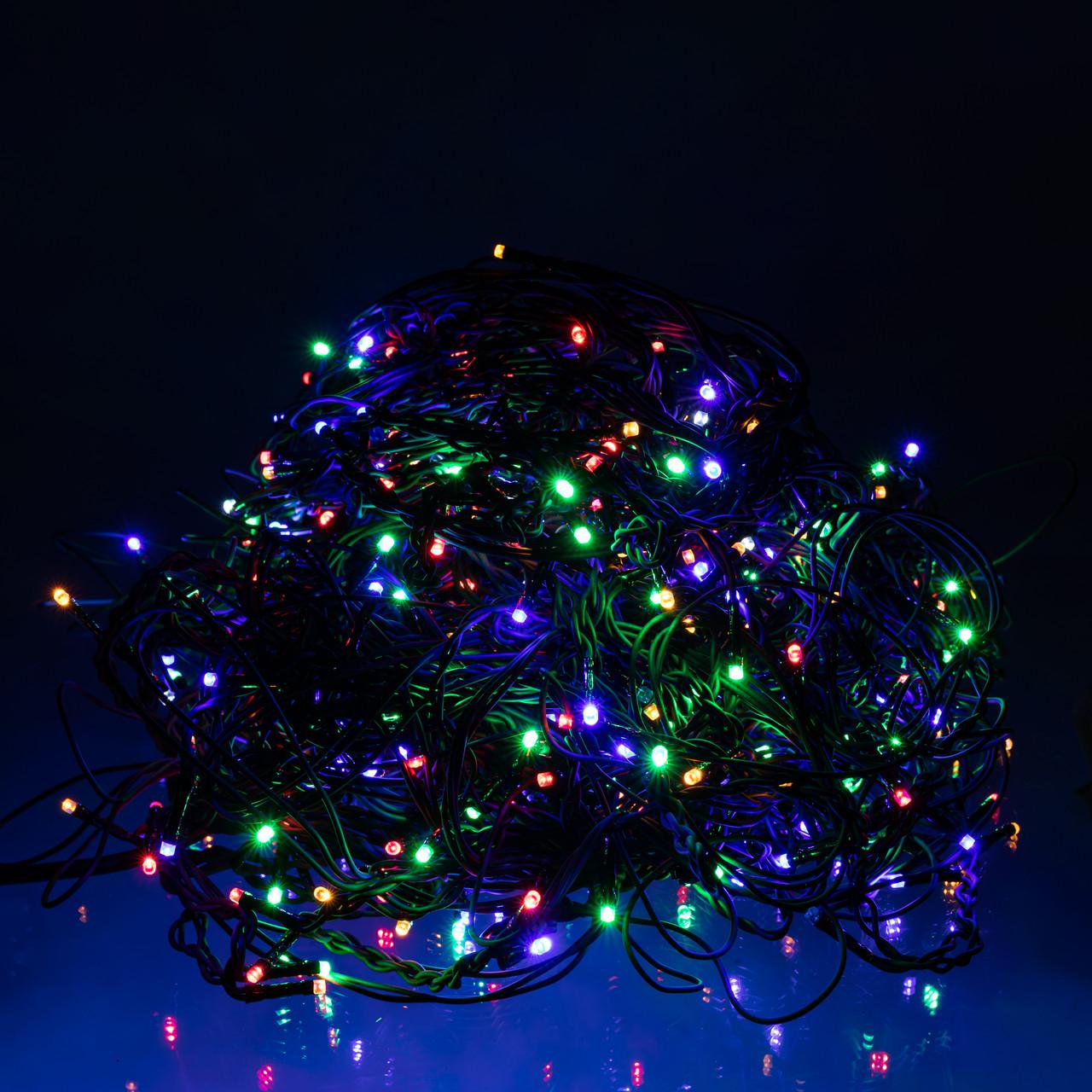 влагозащищенная уличная гирлянда RGB 600 LED — крупный план светодиодов на черном проводе