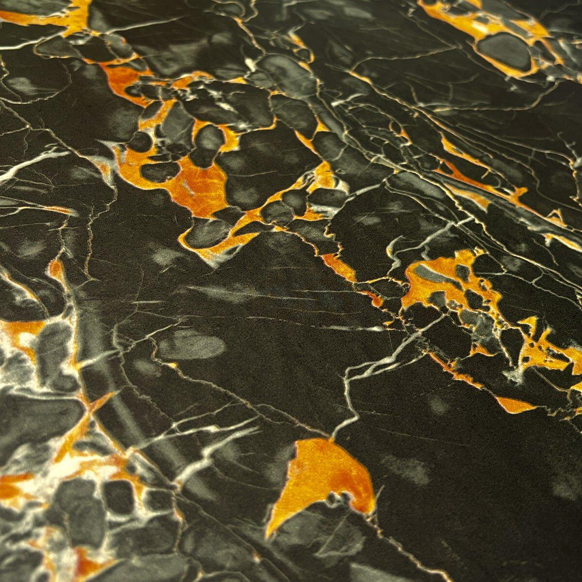 крупный план самоклеящейся мраморной пленки черно-золотой 0.45х10м, глянцевая поверхность и структура