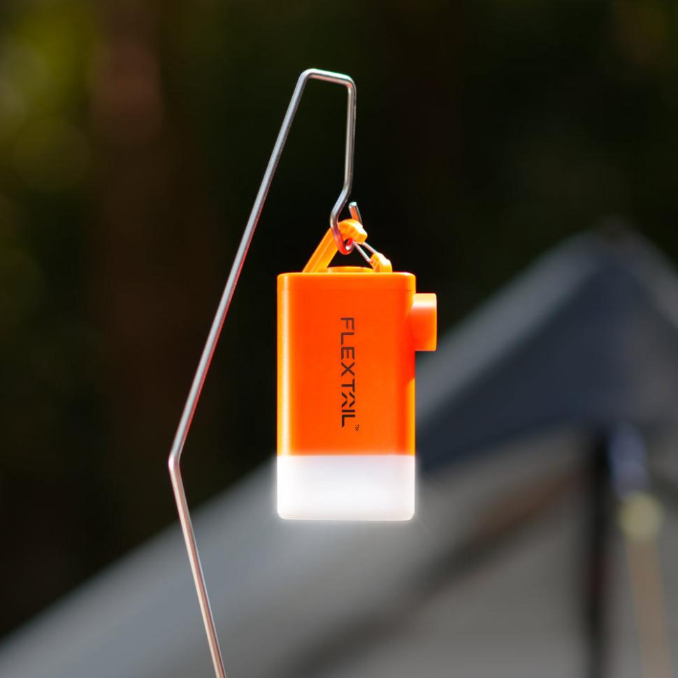 компактный кемпинговый насос фонарь Flextail Max Pump 2 Plus – портативный фонарь‑насос оранжевого цвета