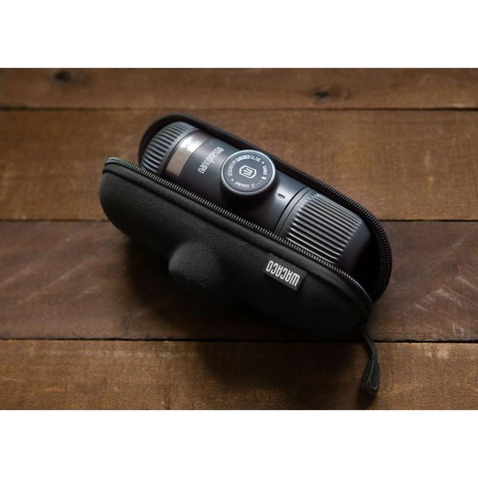 чехол для Nanopresso и аксессуаров — портативная кофеварка Nanopresso в футляре на деревянной поверхности