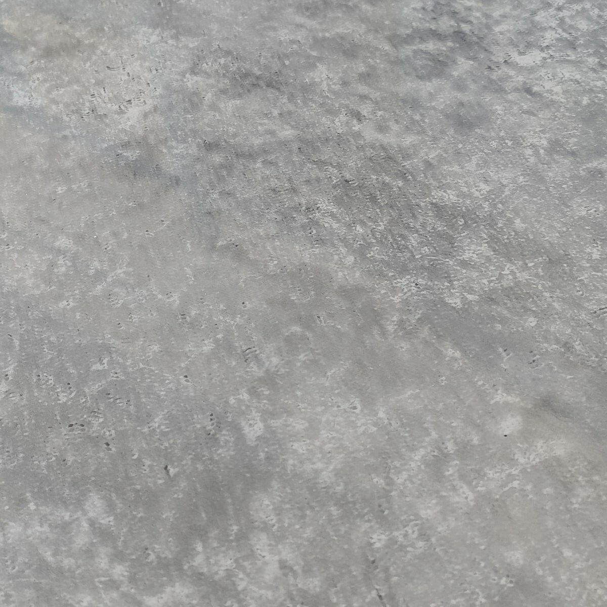 Декоративная ПВХ плита под бетон — крупный план текстуры, гибкая плитка имитация бетона