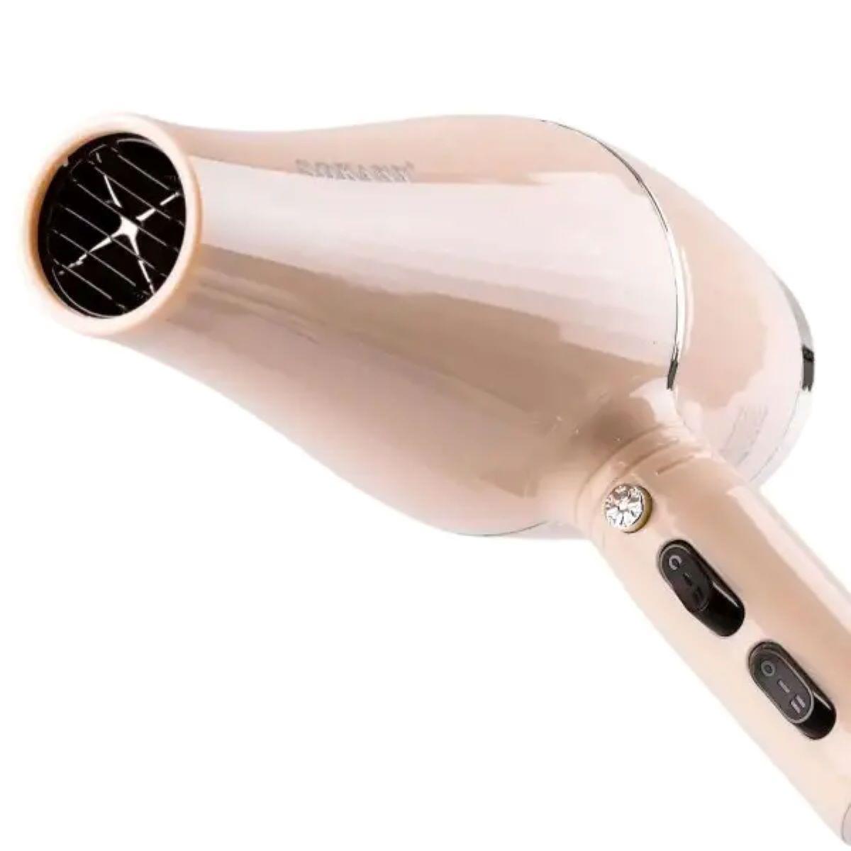 Крупный план ручки фена с регулировкой скорости и температур, узкий концентратор для укладки