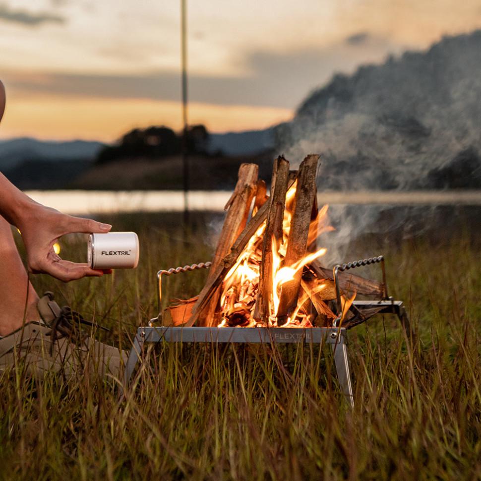 Flextail Tiny Pump 2X у костра — кемпинговый фонарь с насосом, компактный воздушный насос 3 в 1