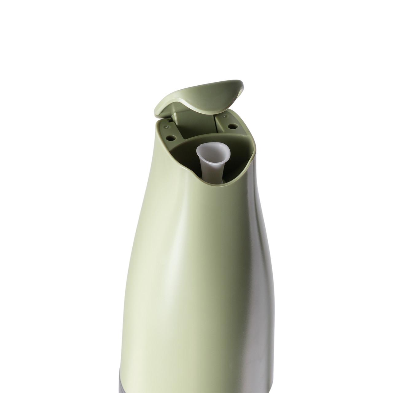 Крупный план бутылки-дозатора для масла с гравитационной крышкой и точным наливом