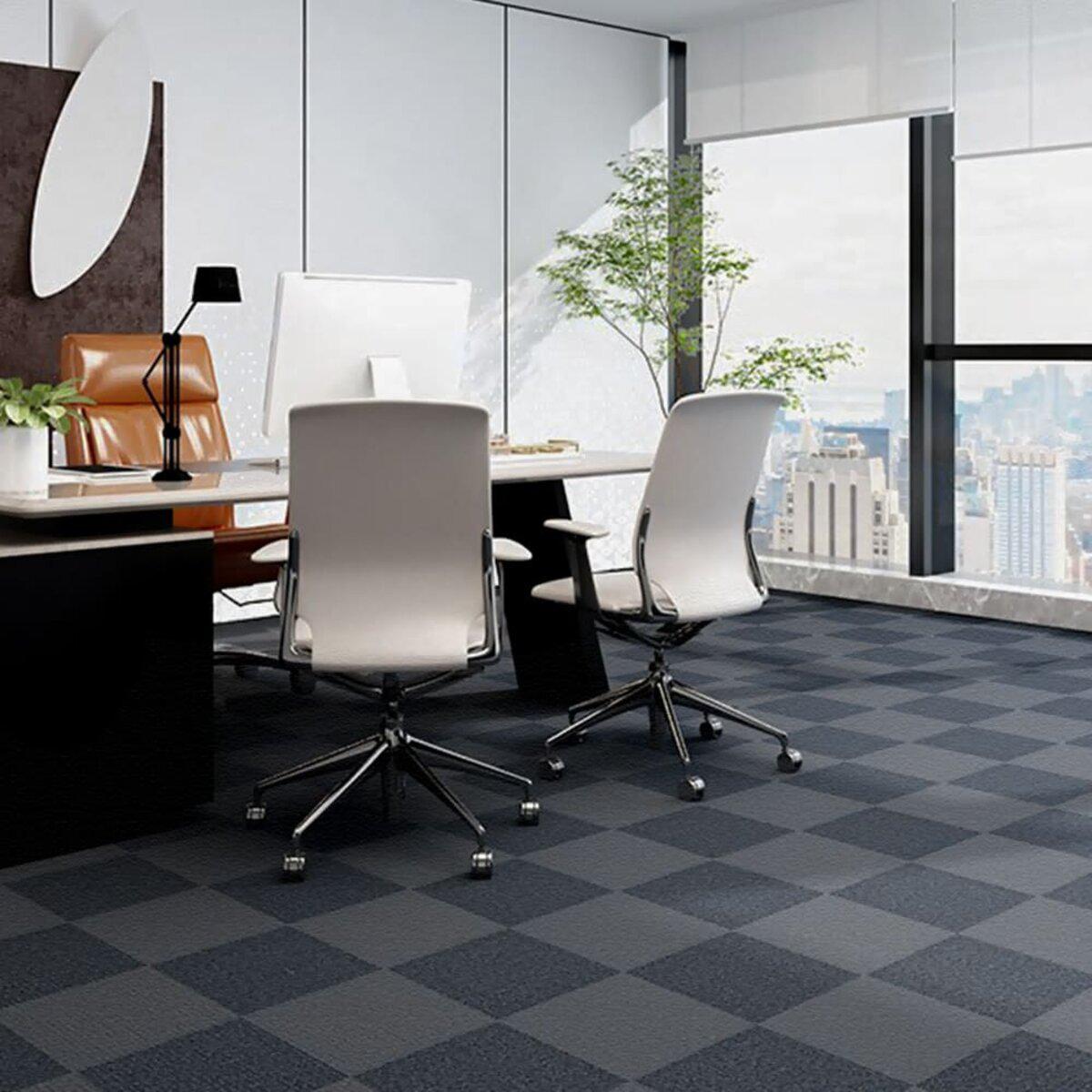 темно-серая ковровая плитка в интерьере офиса модульное покрытие 300x300