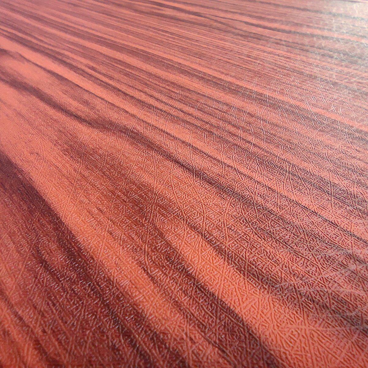 рельефная самоклеящаяся пленка для дверей, крупный план текстуры коричневое дерево