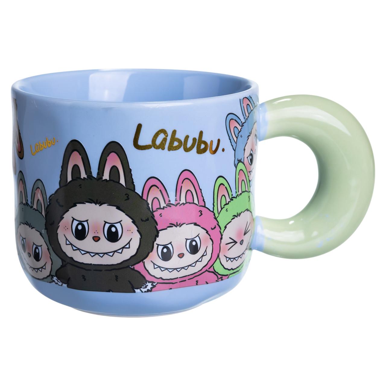 Подарункова чашка Labubu синього кольору з зеленуватою ручкою, вид збоку