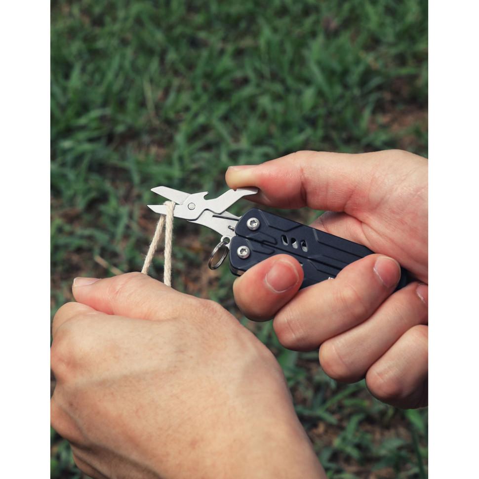 мини мультитул для путешествий — мультитул Nextool Mini Sailor, показано резание верёвки ножницами, карманный мультитул 10 функций