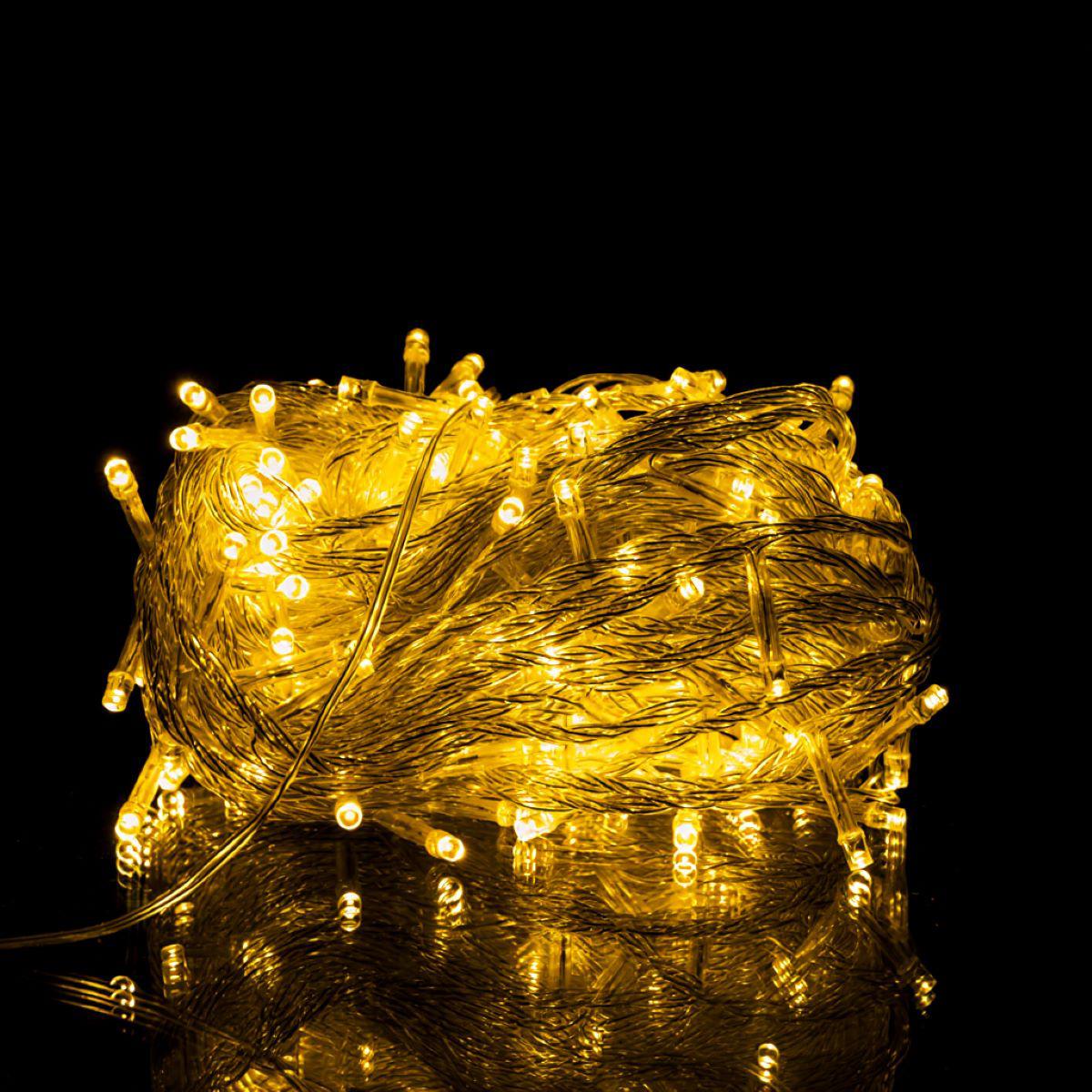 близкий план светодиодной гирлянды теплый желтый свет белый провод