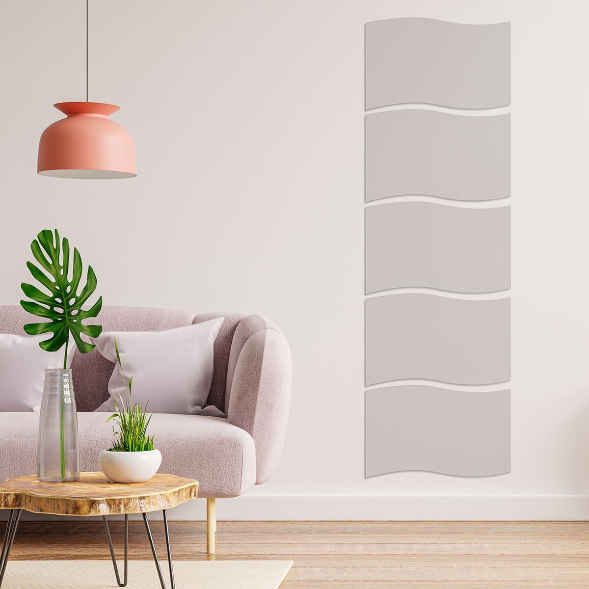 Вертикальная композиция самоклеящихся акриловых зеркал у дивана — самоклеящееся зеркальное панно