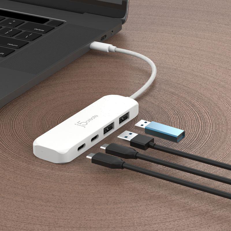 Білий USB-C хаб j5create JCH342EW-N на 4 порти USB-A та USB-C, підключений до ноутбука