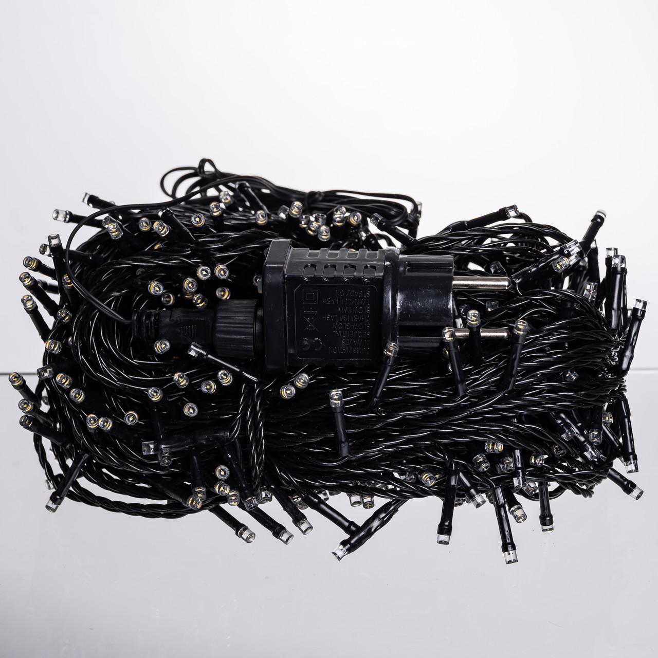 Уличная гирлянда 50 м теплый желтый свет на фасаде дома