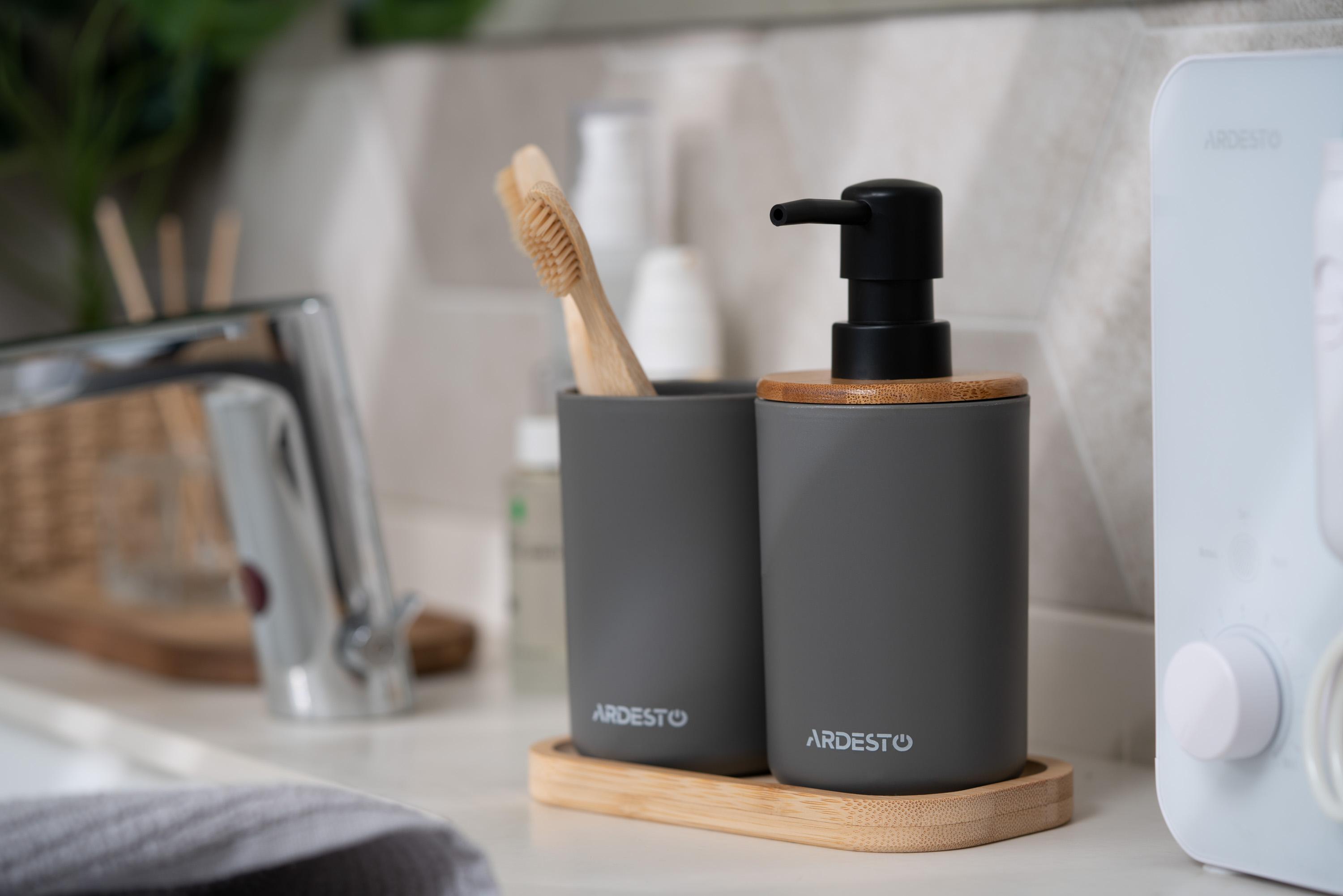 Современный набор для ванной с диспенсером и стаканом на бамбуковой подставке в интерьере ванной комнаты