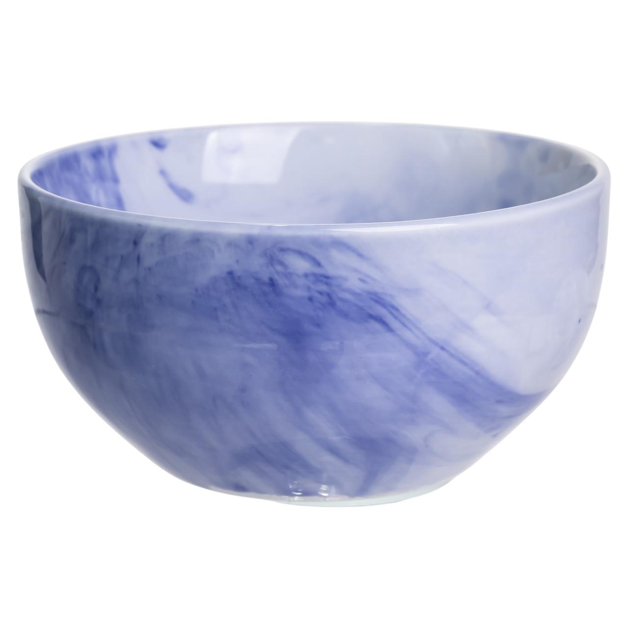 Глибока фарфорова тарілка Marble Clara синього мармурового кольору, крупний план текстури та форми
