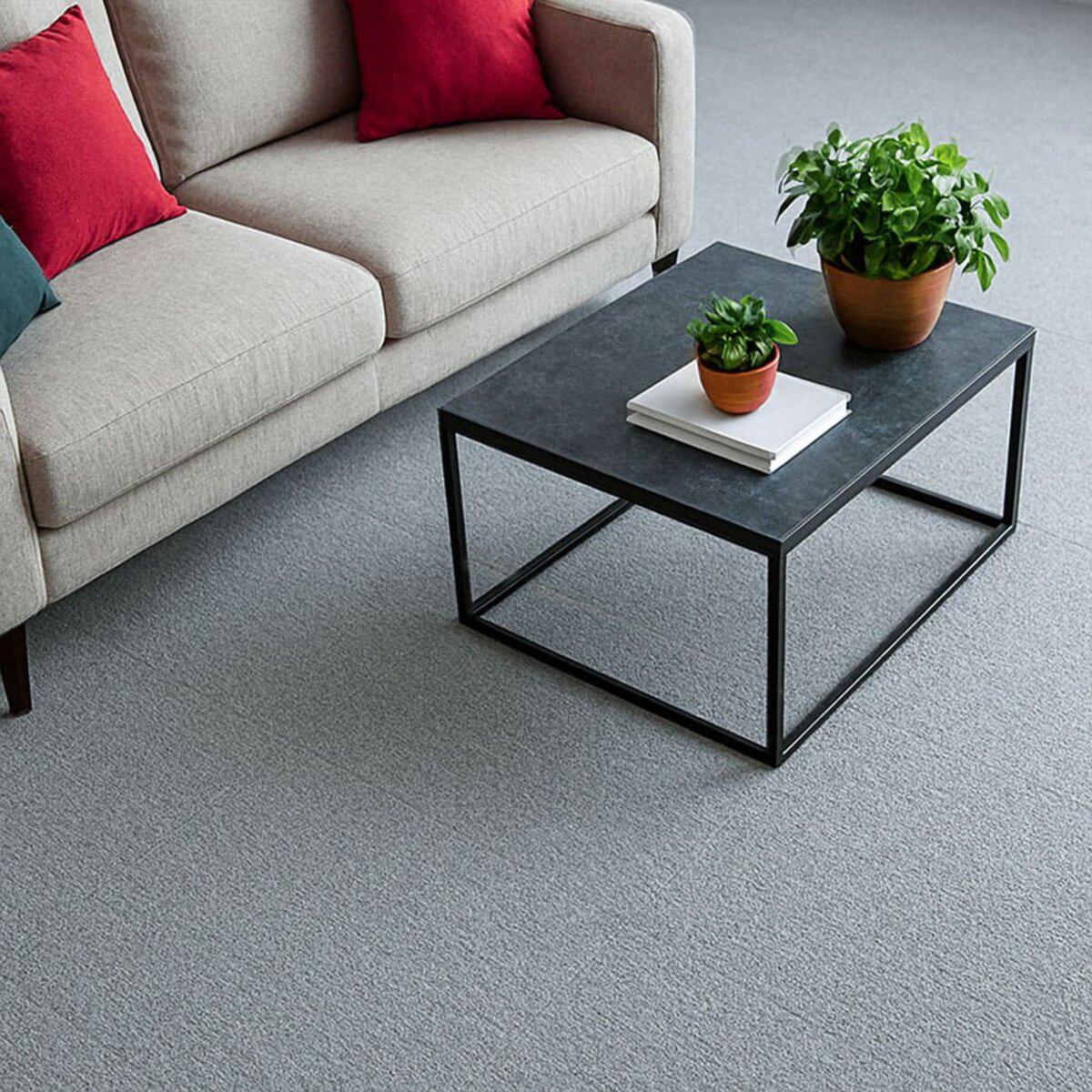 Серая ковролиновая плитка многоразовая с ТПР‑основой — применение в гостиной