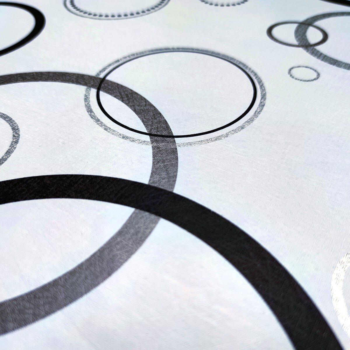 матовая ПВХ пленка с серебряными кругами, рельефная текстура крупным планом