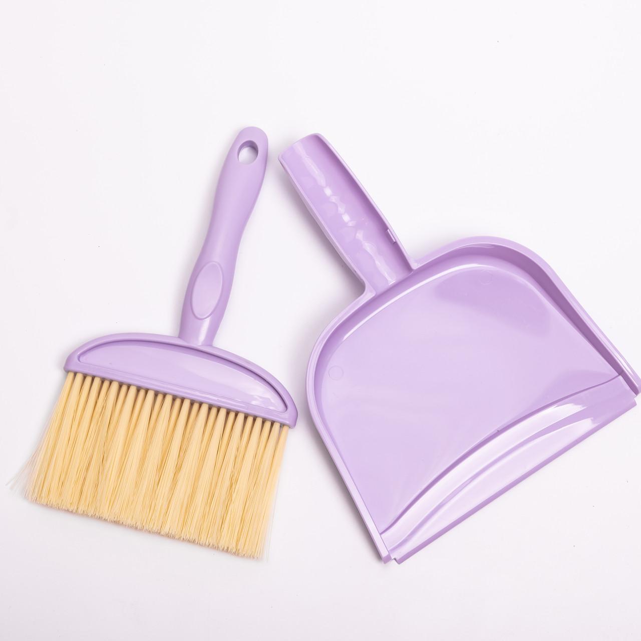 компактный набор щетка и совок для пола фиолетовый — комплект на белом фоне