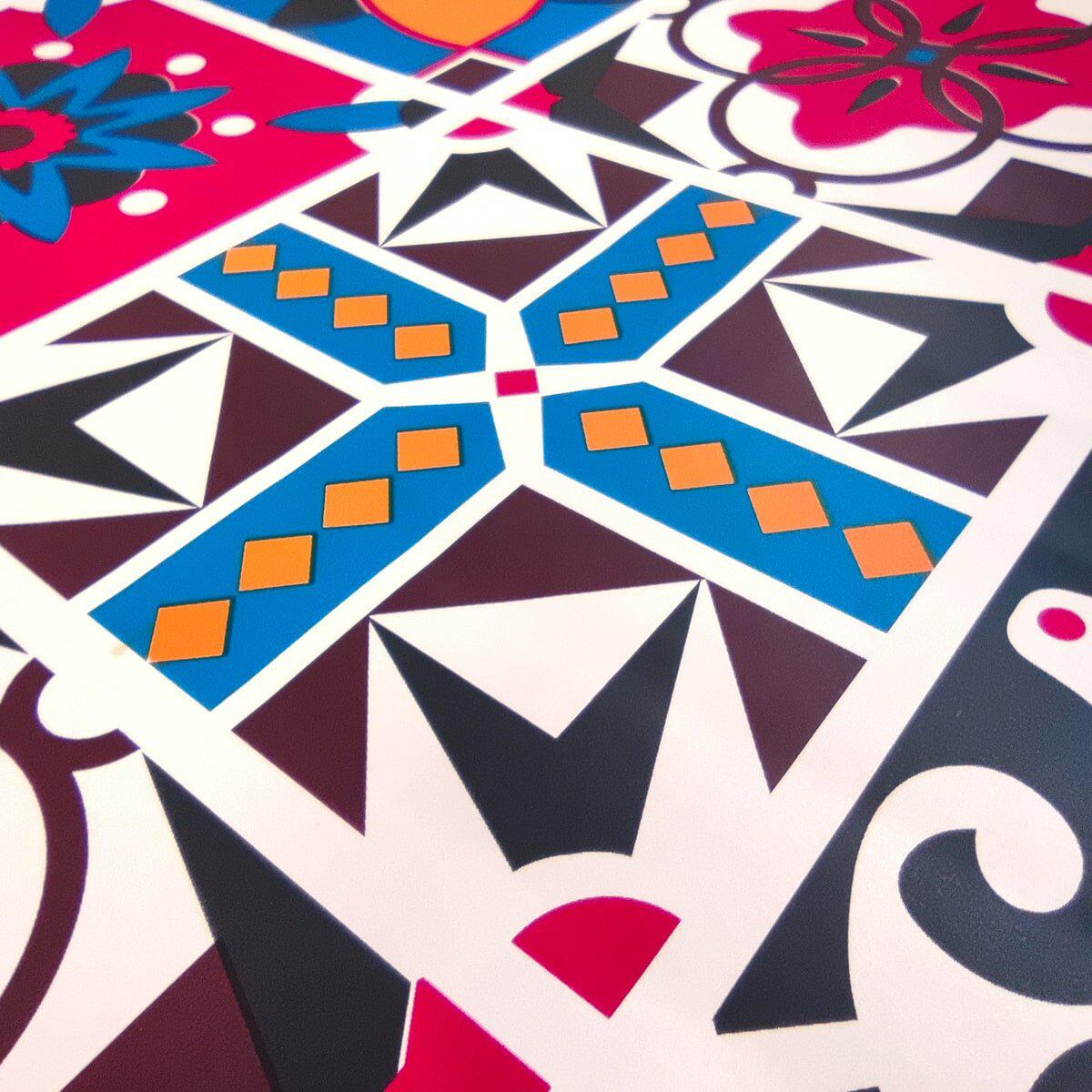 Крупный план текстуры самоклеящейся ПВХ пленки на бумажной основе, бордовая мозаика, толщина 0.07 мм