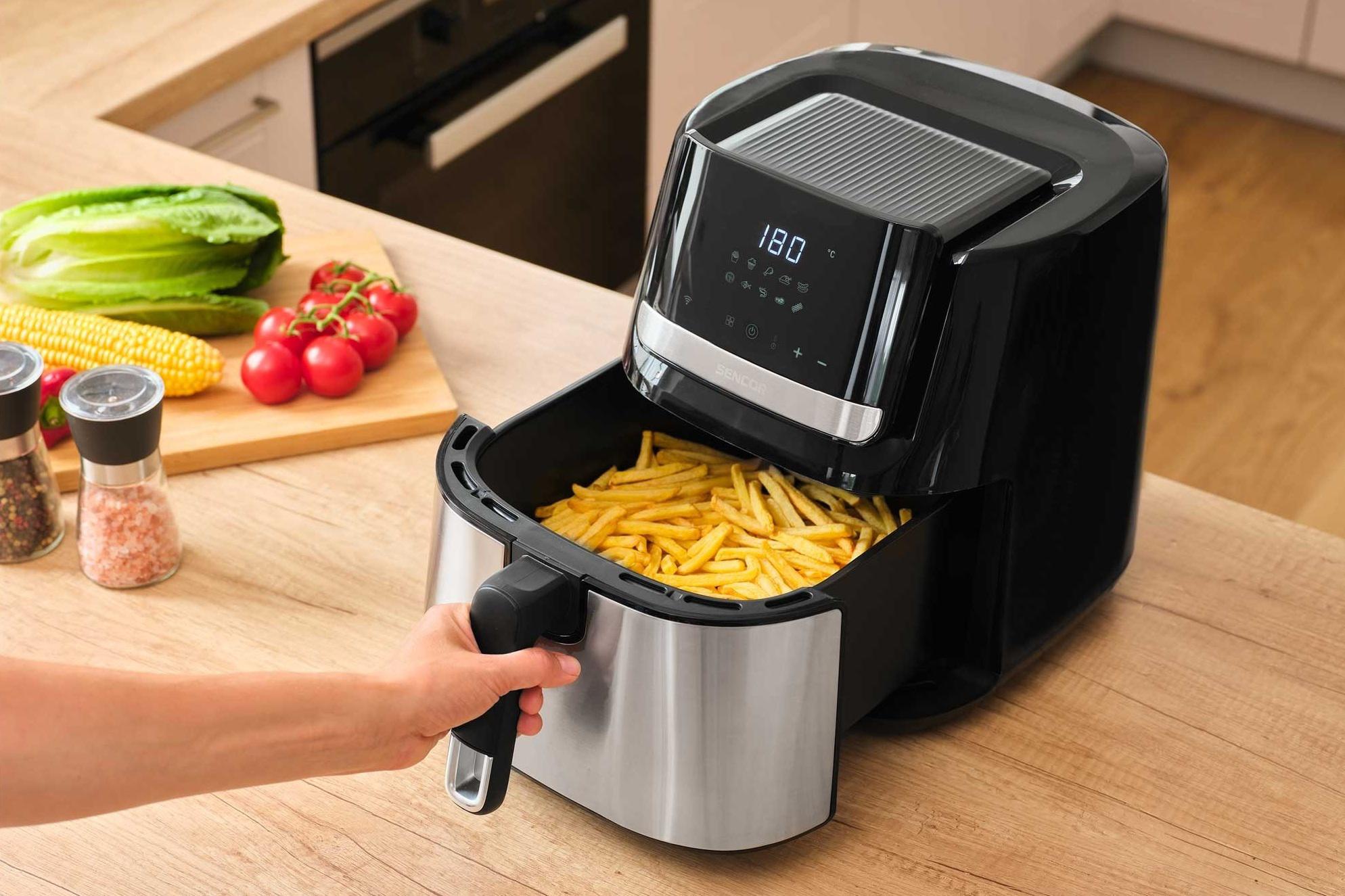 Мультипіч Sencor Vita Fryer 6,5 л у кухонному інтер’єрі з висунутим кошиком та картоплею фрі