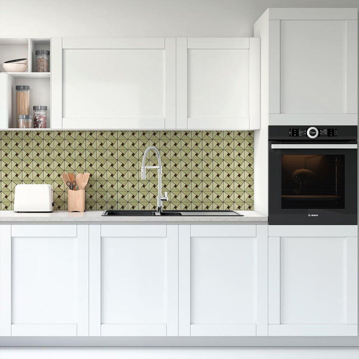 самоклеящаяся алюминиевая плитка Зеленое золото на кухонном фартуке 300х300 мм