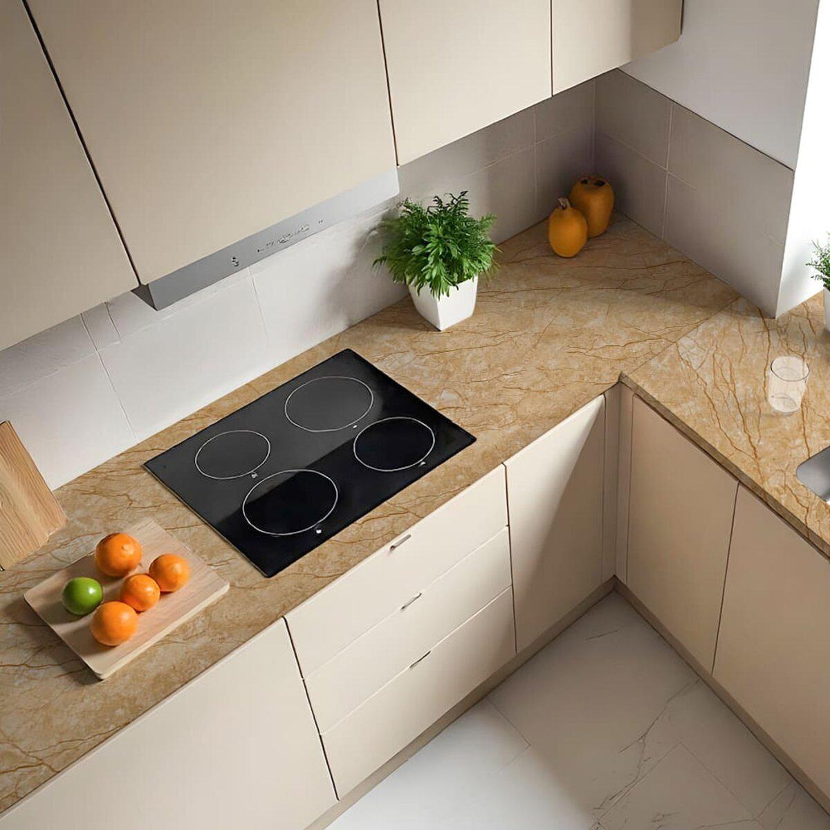 самоклеюча плівка під бежевий мармур у кухонному інтер’єрі