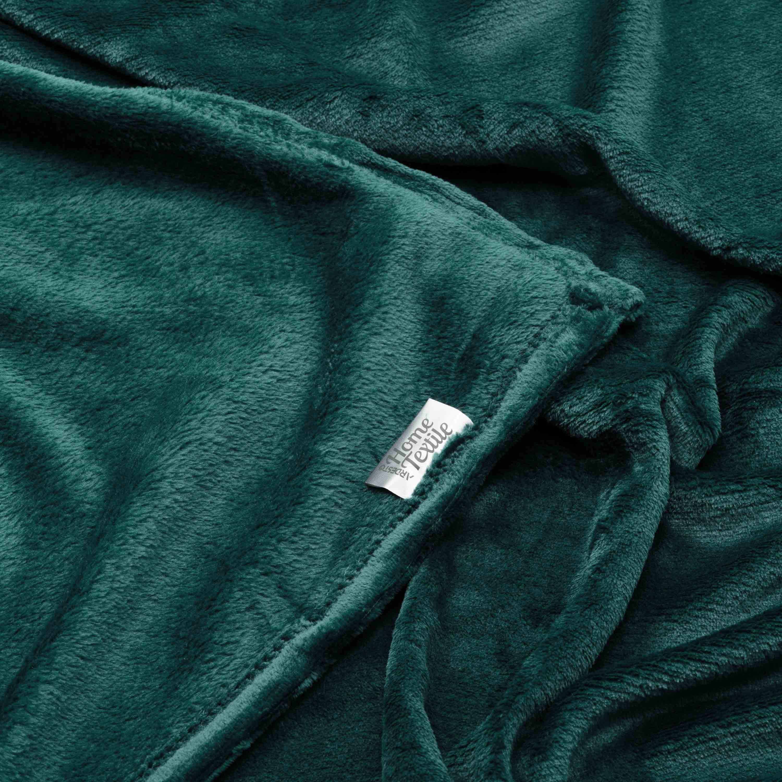 Детальный крупный план изумрудного пледа Ardesto Flannel из полиэстера с мягкой текстурой