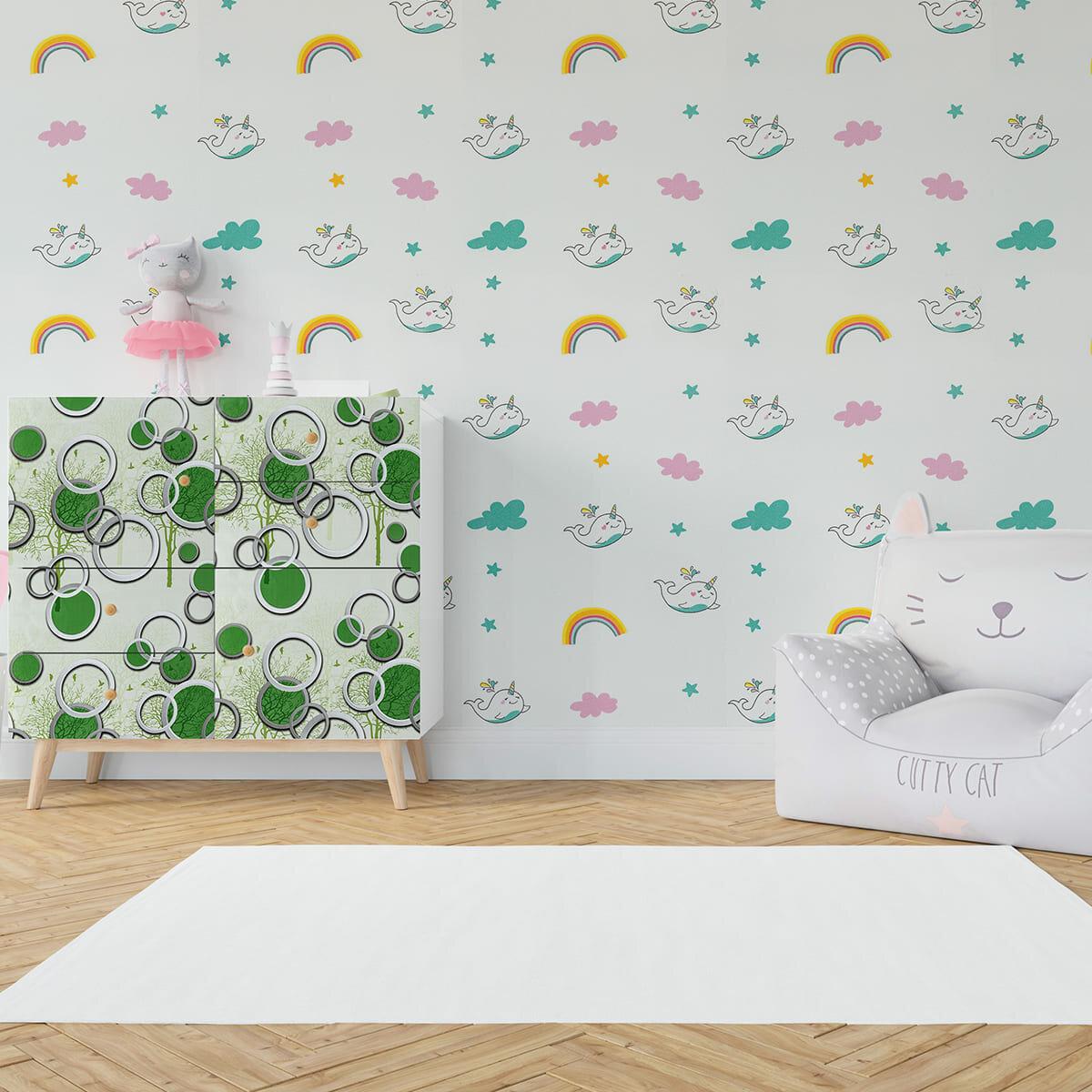 Влагостойкая самоклеящаяся пленка с рисунком зеленые деревья - капли воды на поверхности, демонстрация влагостойкости