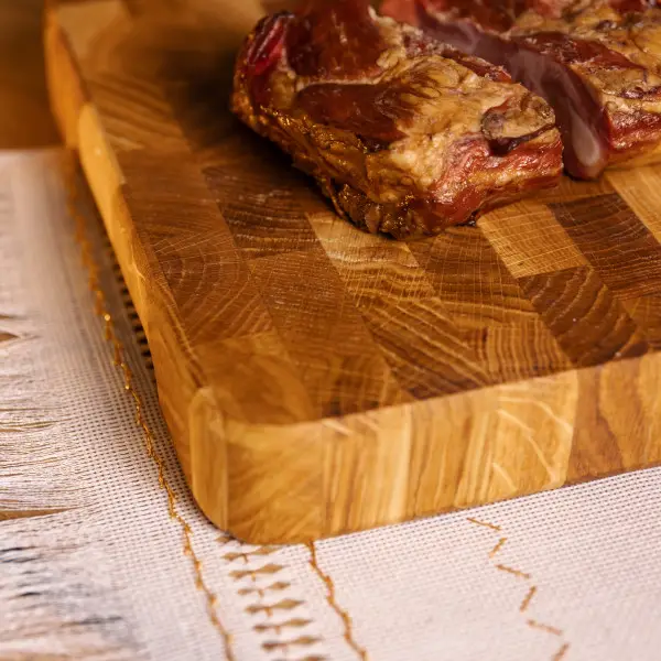 Обробна дошка з ясена для м’яса та нарізання продуктів крупним планом