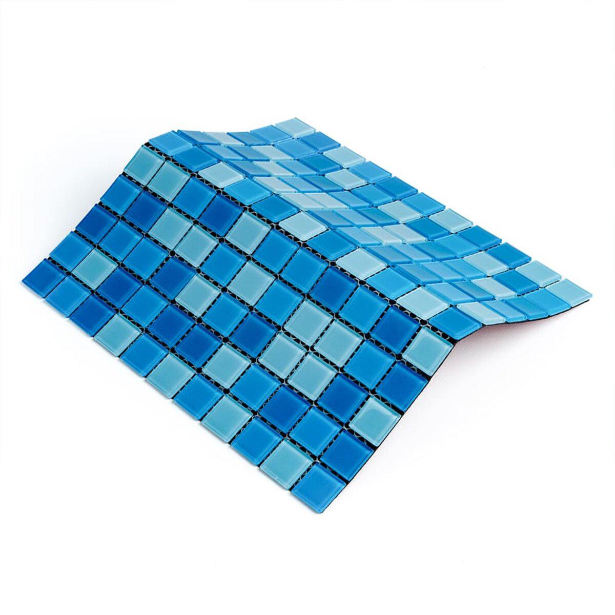 Интерьерный пример: голубая стеклянная мозаика для ванной 298x298 мм, акцентная стена с глянцевым эффектом