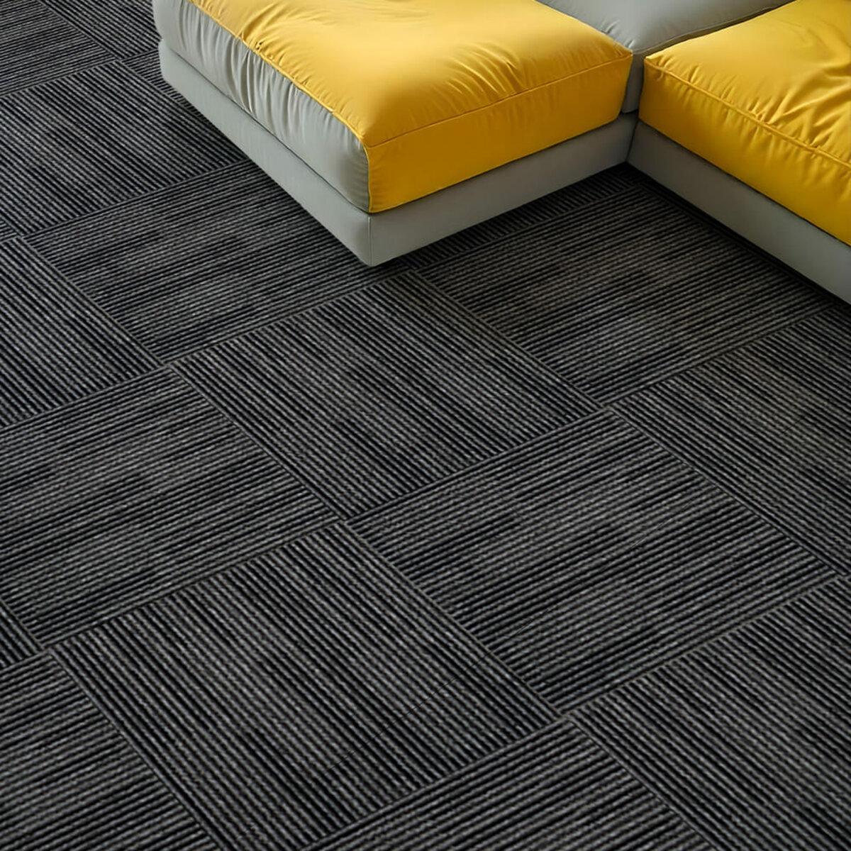 Чорно-сіра ковролінова плитка 500х500 мм у сучасному інтер’єрі кімнати