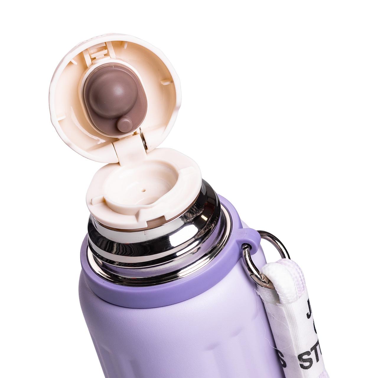 вакуумный термос с кнопочной крышкой и ремешком, крупный план механизма