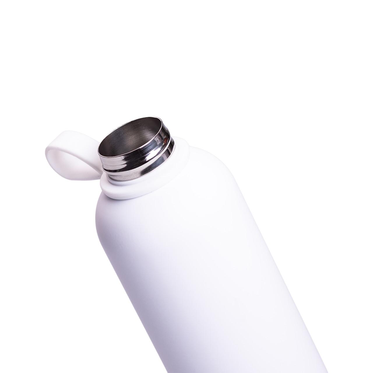 вакуумная бутылка с двойными стенками белая крупный план металлическое горло