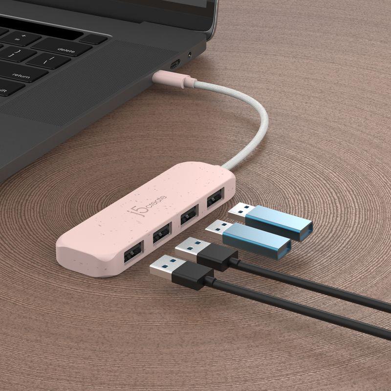 Червоний USB-C хаб j5create на 4 USB-A підключений до ноутбука для роботи з флешками