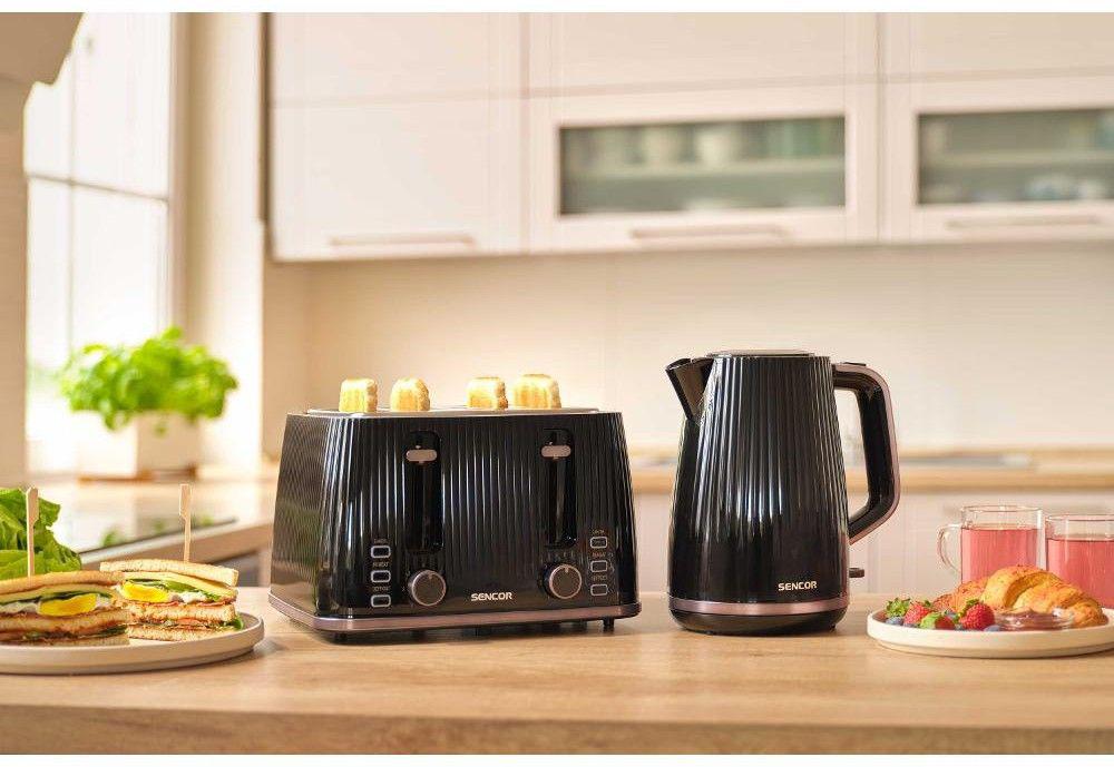 Чорний тостер Sencor STS7541BK на кухонному столі з готовими тостами та решіткою для булочок