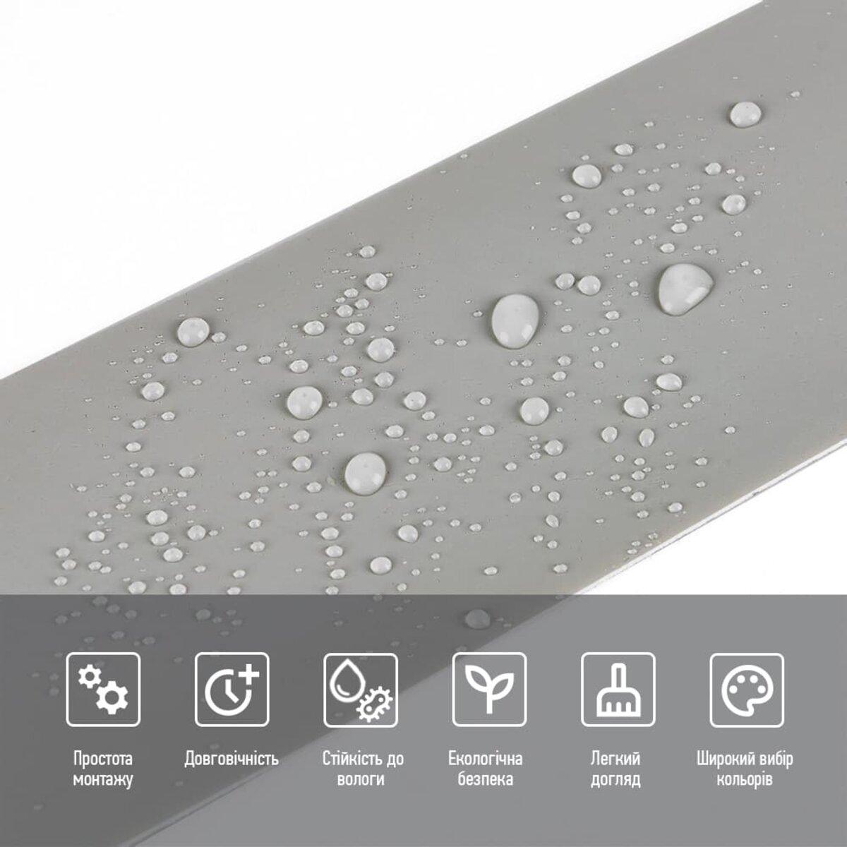 плинтус ПВХ глянцевый устойчивый к влаге, крупный план капли воды на поверхности