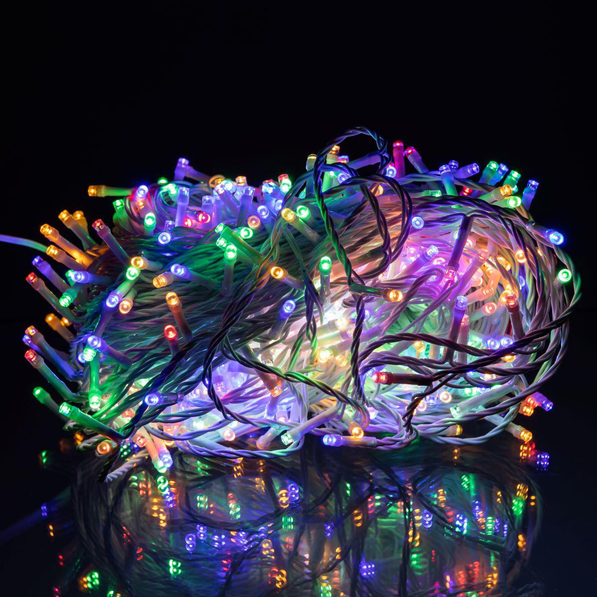 Мультиколор светодиодная нить 500 LED крупный план, белый провод