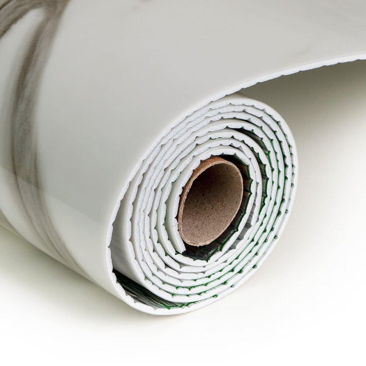 крупный план рулона самоклеящейся плитки PE PET с алюминиевым слоем — самоклеящаяся стеновая плитка рулонная