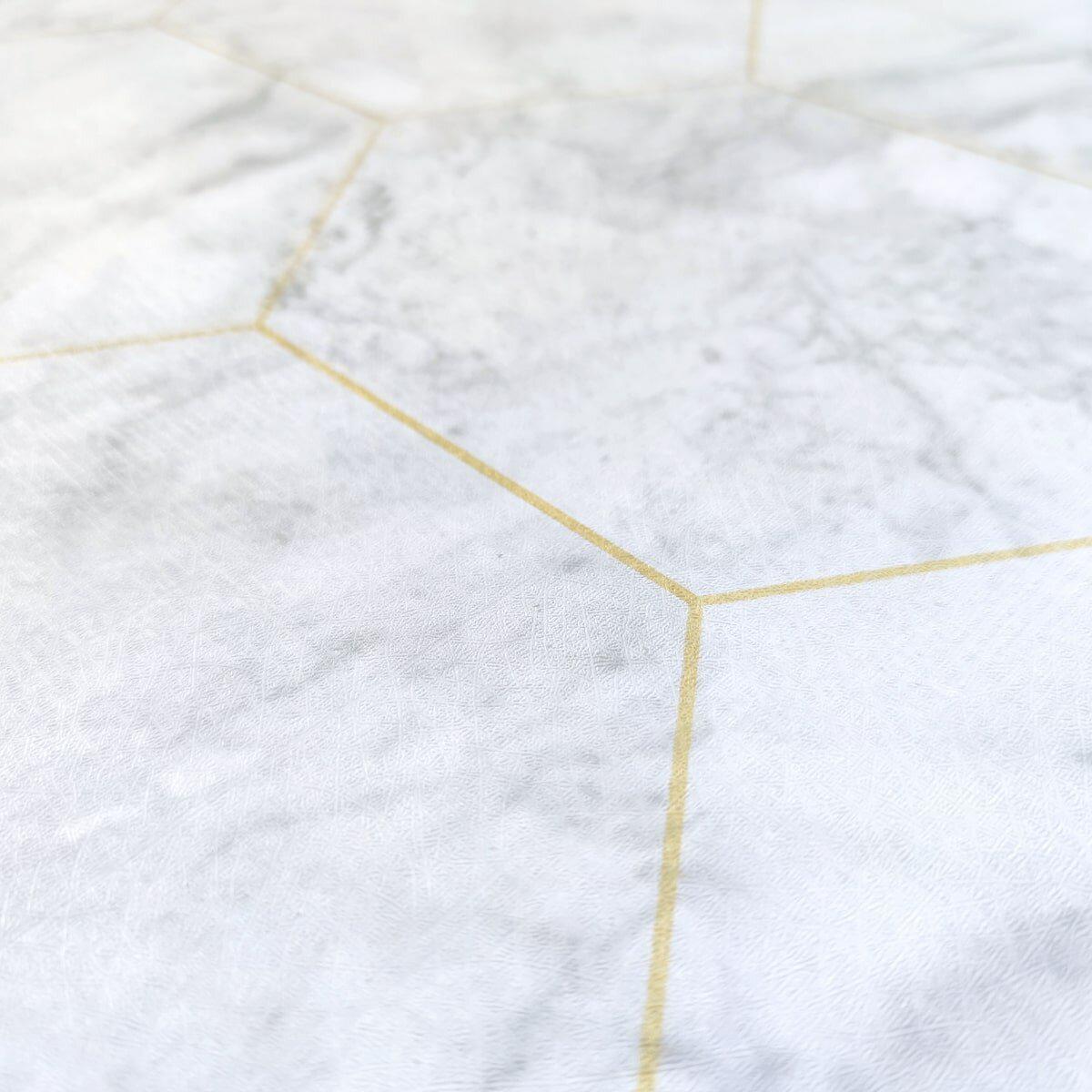 Крупный план рельефной самоклеящейся пленки под мрамор с золотыми сотами, толщина 0.07 мм