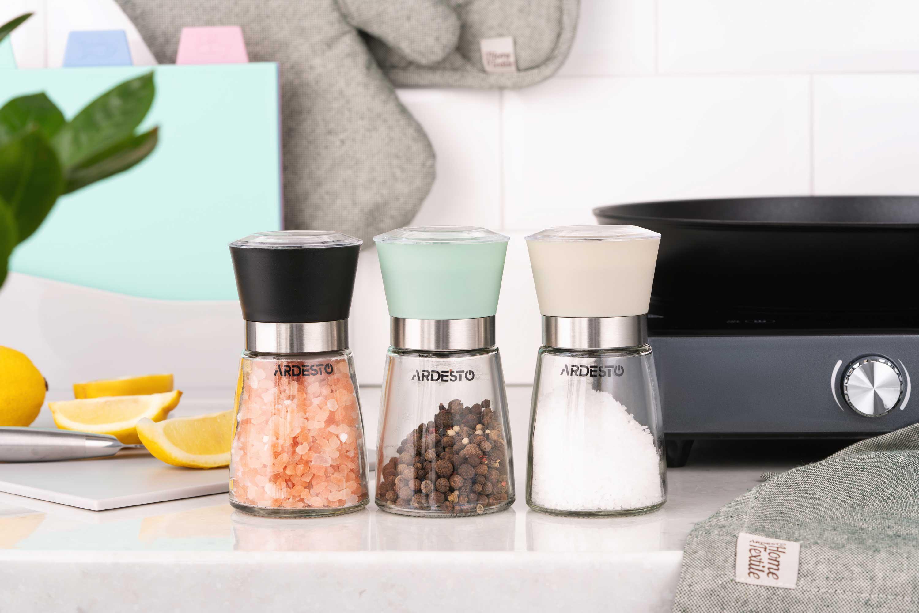 Мельница ARDESTO Gemini в действии — ручная мельница для специй с регулятором помола, стеклянный резервуар 180 мл