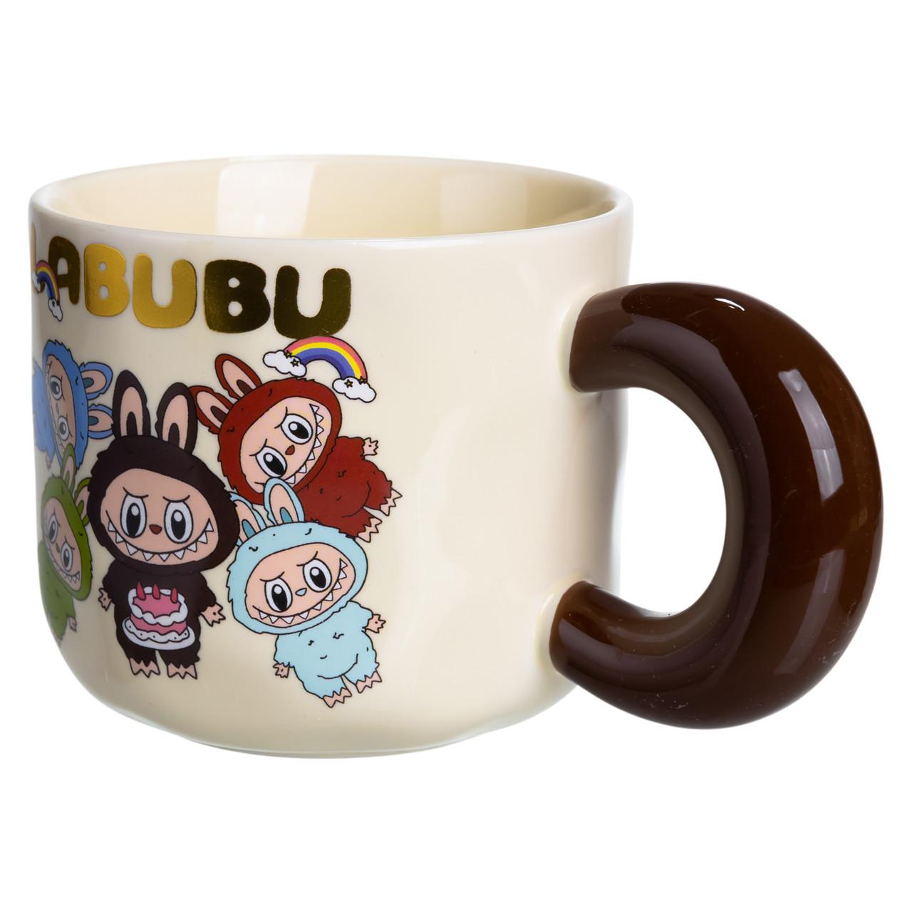 Подарункова кружка Labubu з бежевим корпусом і зручною ручкою, вигляд під кутом